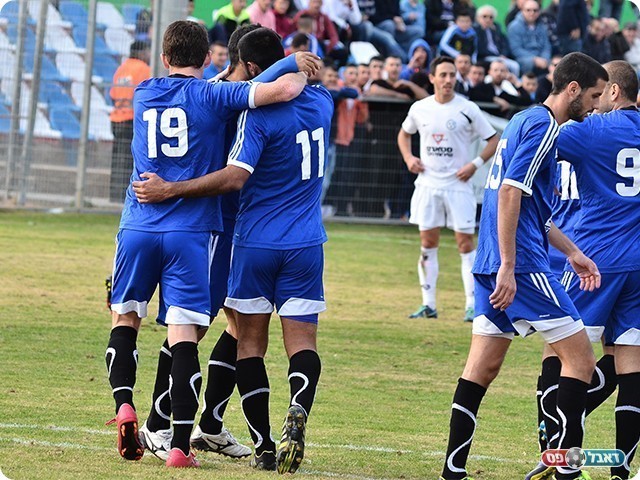 שחקני מגדל חוגגים מהפך (צילום: ארנון לוי)